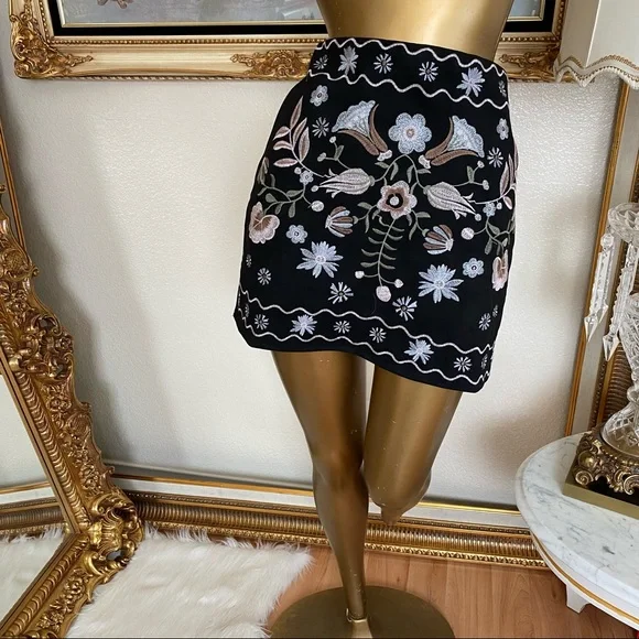 Mi Ami Francesca’s Floral Embroidered Skirt - Picture 2 of 9
